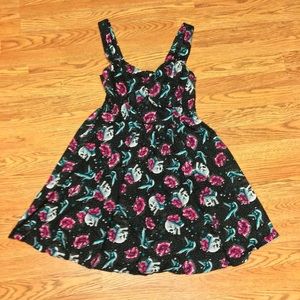 Hot topic Large Skull & Roses Dress EUC